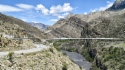 Schrägseilbrücke über einen Gebirgsfluss für die Pipeline-Abzweigung Chunsach in der Republik Dagestan