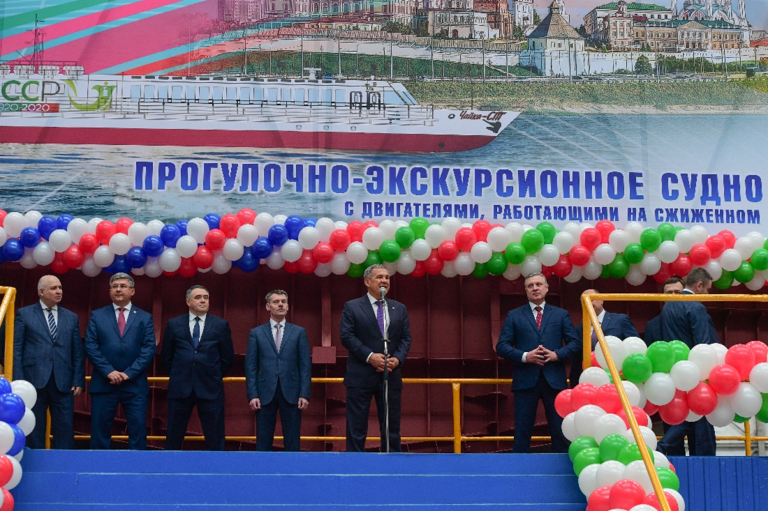 Gazprom-Delegation mit dem Vorstandsmitglied und Departmentleiter Vyacheslav Mikhalenko an der Spitze nahm in der Werft des Gorki-Werkes Selenodolsk (Republik Tatarstan) an der feierlichen Zeremonie anlässlich der Stapellegung des ersten Fahrgastschiffes in Russland Chaika LNG, das mit verflüssigtem Erdgas betrieben wird, teil