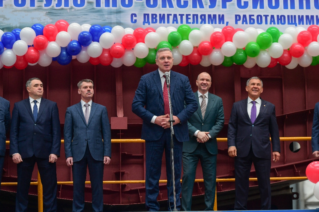 Gazprom-Delegation mit dem Vorstandsmitglied und Departmentleiter Vyacheslav Mikhalenko an der Spitze nahm in der Werft des Gorki-Werkes Selenodolsk (Republik Tatarstan) an der feierlichen Zeremonie anlässlich der Stapellegung des ersten Fahrgastschiffes in Russland Chaika LNG, das mit verflüssigtem Erdgas betrieben wird, teil