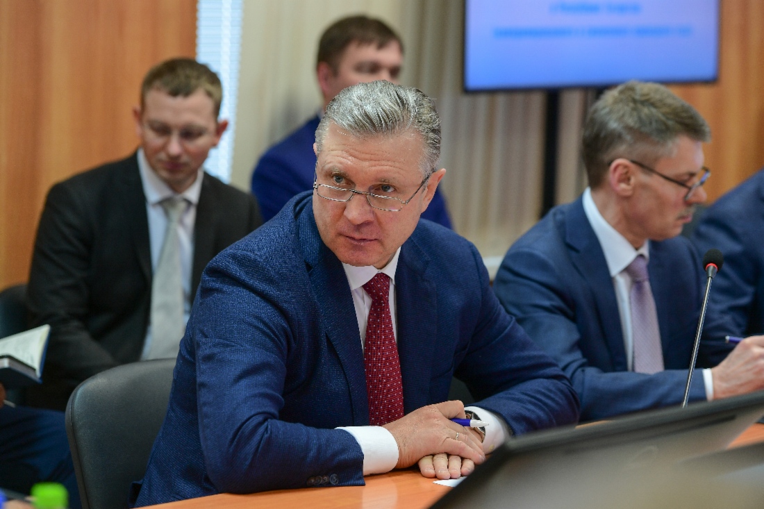 Gazprom-Delegation mit dem Vorstandsmitglied und Departmentleiter Vyacheslav Mikhalenko an der Spitze nahm in der Werft des Gorki-Werkes Selenodolsk (Republik Tatarstan) an der feierlichen Zeremonie anlässlich der Stapellegung des ersten Fahrgastschiffes in Russland Chaika LNG, das mit verflüssigtem Erdgas betrieben wird, teil