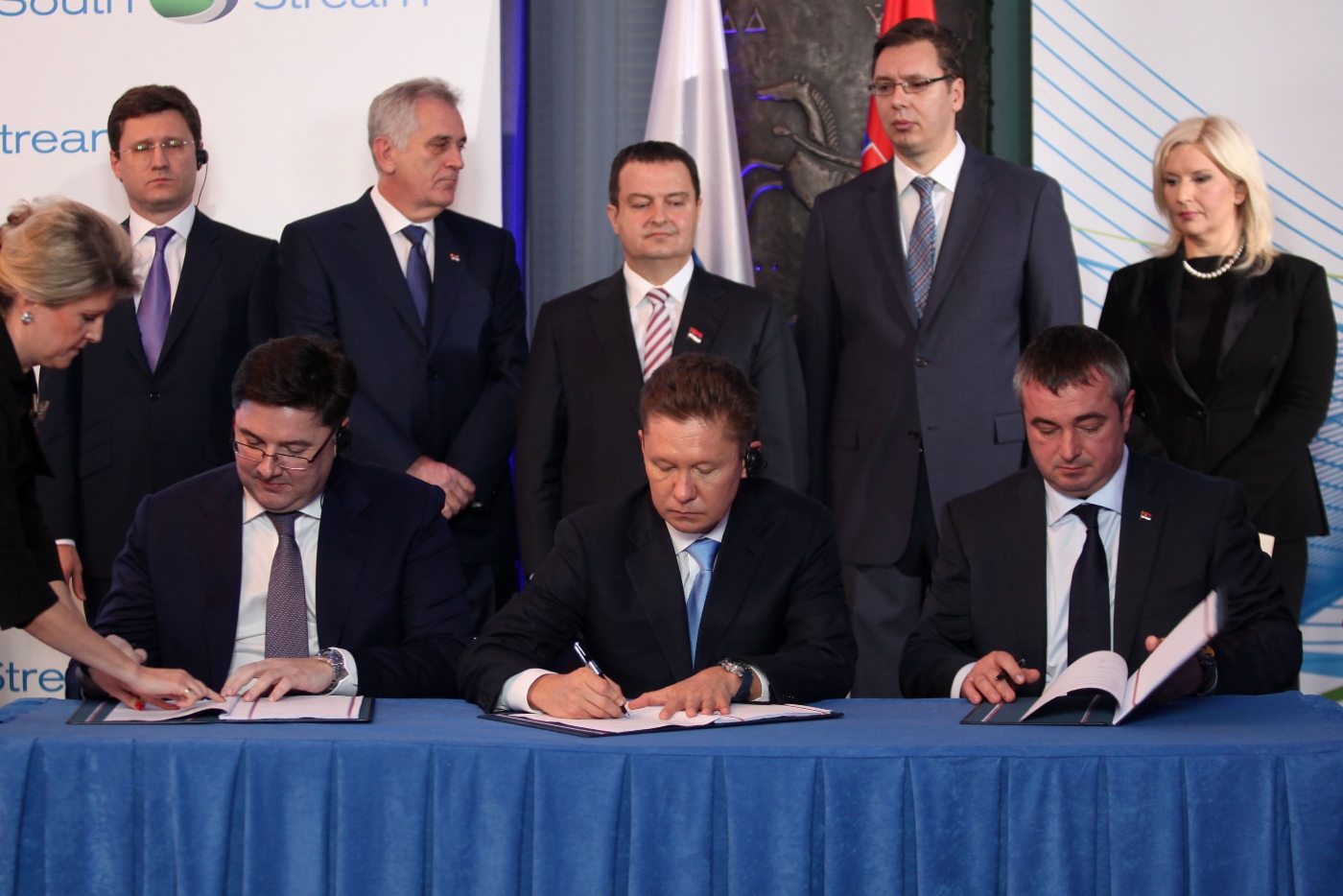Der Direktor von South Stream d.o.o. Alexander Syromyatin, Alexey Miller und der Generaldirektor von J. P. Srbijagas Dušan Bajatavić unterzeichneten ein Abkommen über den Transport von Gas durch die South Stream Pipeline auf dem Territorium Serbiens.