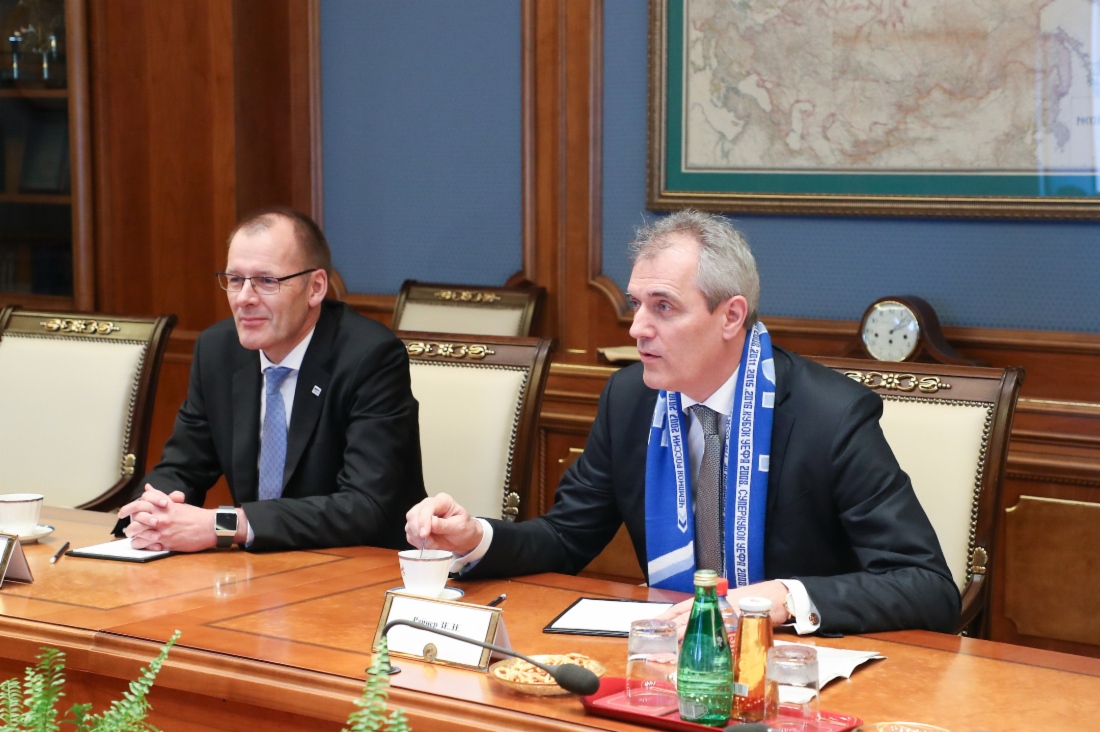 Der Vorstandsvorsitzende der OMV AG, Rainer Seele (rechts), während des Arbeitstreffens mit Alexey Miller
