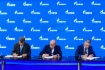 Jürgen Nowicki, CEO der Linde Engineering, Vitaly Markelov und Kirill Seleznev, Generaldirektor der RusKhimAlyans, während der Unterzeichnungszeremonie