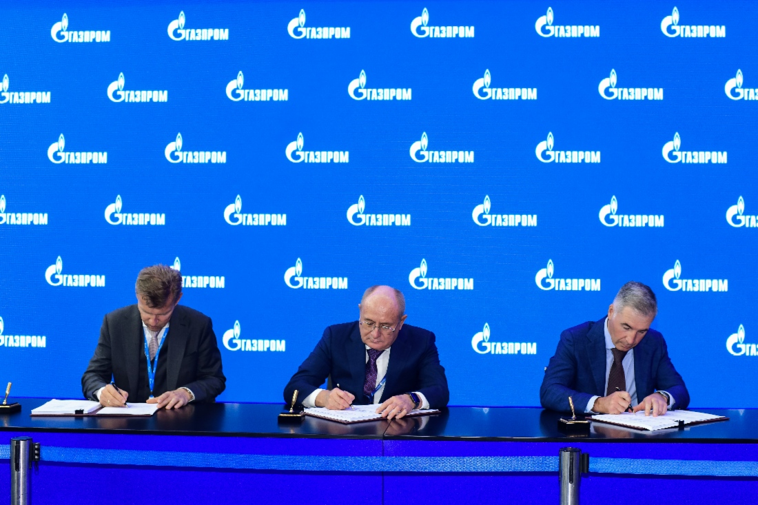 Jürgen Nowicki, CEO der Linde Engineering, Vitaly Markelov und Kirill Seleznev, Generaldirektor der RusKhimAlyans, während der Unterzeichnungszeremonie