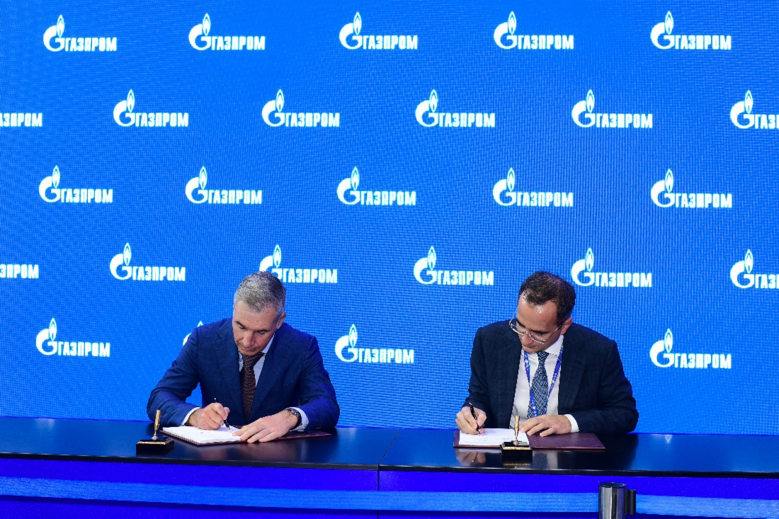 Kirill Seleznev, Generaldirektor der RusKhimAlyans, und Kresimir Filipovic, erster Vizepräsident der Velesstroy, während der Unterzeichnungszeremonie