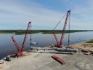 Verladung und Entladung an der provisorischen Anlegestelle des Gasverarbeitungswerkes Amur