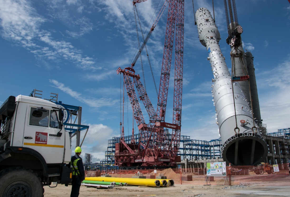 Montage der Kolonne für Entmethanisierung (Demethanizer) der dritten technologischen Linie des Gasverarbeitungswerkes Amur